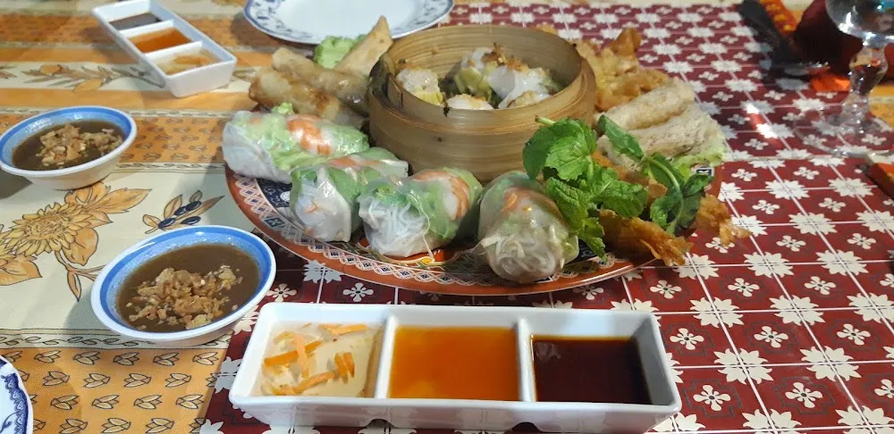 Assortiment Vapeur Frits Et Rouleaux de Printemps Pour 2 Personnes