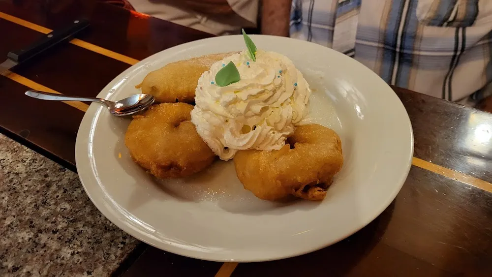Beignets Mélangés Flambés Glace Et Chantilly